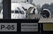 Des migrants honduriens descendent de l'avion qui les ramènent des Etats-Unis, à l'aéroport Ramon Villeda Morales à San Pedro Sula, au Honduras, le 11 avril 2019