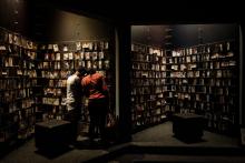 Des visiteurs regardent les photos de victimes du génocide de 1994 au Rwanda, le 29 avril 2018 au Mémorial du génocide à Kigali