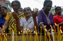 Des chrétiens sri lankais prient devant des bougies allumées près du sanctuaire Saint Antoine à Colombo, au Sri Lanka, le 28 avril 2018