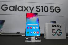 Le tout nouveau Galaxy S10 5G de Samsung en vente dans une boutique SK Telecom à Séoul, le 5 avril 2019