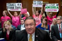Des militants pacifistes interrompent une audition parlementaire du secrétaire d'Etat américain Mike Pompeo, mardi 9 avril 2019 au Sénat.