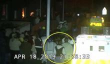 Capture d'écran d'une vidéo de surveillance fournie par la police d'Irlande du Nord le 20 avril 2019 montrant la journaliste Lyra Mckee (C) observant des émeutes à Londonderry lors desquelles elle a é