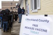 Un homme répond aux questions des journalistes après s'être fait vacciner gratuitement dans un centre de santé, le 5 avril 2019 à Haverstraw, dans le comté de Rockland, en banlieue new-yorkaise