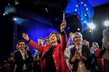 Nathalie Loiseau, tête de liste LREM pour les élections européennes, agite un drapeau européen lors d'un meeting à Aubervilliers, près de Paris, le 30 mars 2019