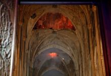A l'intérieur de la cathédrale Notre-Dame de Paris, ravagée par un incendie, le 15 avril 2019