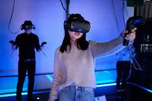 Une jeune Chinoise joue à un jeu vidéo utilisant la réalité virtuelle, le 13 février 2019 dans une salle d'arcade à Shanghai