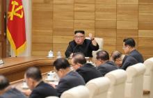 Photo fournie le 10 avril 2019 par l'agence KCNA montrant Le dirigeant nord-coréen Kim Jong présidant une réunion du parti au pouvoir à Pyongyang