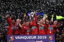 Les joueurs de Rennes soulèvent la Coupe de France le 27 avril 2019 au Stade de France