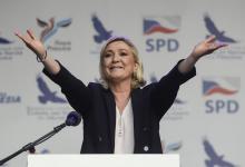 (g-d) Gerolf Annemans, du parti nationaliste d'extrême droite belge, Marine Le Pen, présidente du parti d'extrême droite français Rassemblement national, le député d'extrême droite néerlandais Geert W