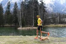 Le traileur australien Dion Leonard et sa chienne Gobi courent, le 10 avril 2019 à Chamonix