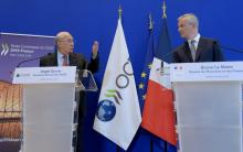 Le secrétaire général de l'OCDE, Angel Gurria (g) et le ministre français de l'Economie Bruno Le Maire, lors d'une conférence de presse, le 9 avril 2019 à Paris
