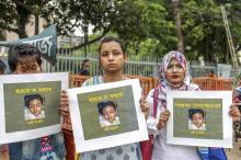 Des femmes, rassemblées le 12 avril 2019 à Dacca au Bangladesh, brandissent des photos de la jeune Nusrat Jahan Rafi, brûlée vive sur ordre du directeur de son école qu'elle avait accusé de harcèlemen