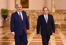 Le maréchal Khalifa Haftar (à gauche) reçu par le président égyptien Abdel Fattah al-Sissi (à droite) au Caire, le 14 avril 2019