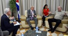 Le patron de la SNCF Guillaume Pepy (g) rencontre le ministre cubain du Commerce extérieur Rodrigo Malmierca (d) et l'ambassadeur de France à Cuba Patrice Paoli (c), le 12 avril 2019 à La Havane