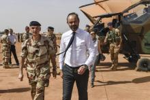 Le général Frédéric Blachon, commandant de la force Barkhane, accompagne le Premier ministre français Edouard Philippe sur la base de Gao, au Mali, le 24 février 2019