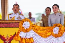 Le roi de Thaïlande Maha Vajiralongkorn et la reine Suthida assistent à une cérémonie près du Grand palais, le 9 mai 2019 à Bangkok