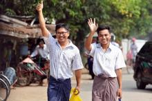 Les journalistes birmans Wa Lone (G) et Kyaw Soe Oo, de l'agence Reuters, sortent de la prison d'Insein le 7 mai 2019