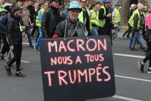 Un "gilet jaune" tient une pancarte durant une manifestation à Amiens (Somme), le 25 mai 2019, pour leur 28e samedi de mobilisation