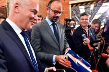 Le Premier ministre Edouard Philippe visite une usine de "charentaises" à Rivières le 2 mai 2019