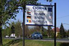 Un panneau à l'entrée de la ville de Csorna, le 25 avril 2019 en Hongrie