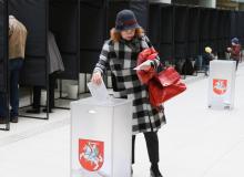 Une femme vote à l'occasion d'un vote anticipé dans la capitale lituanienne pour l'élection présidentielle, le 10 mai 2019