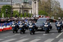 Le convoi funéraire sur le pont Alexandre III à Paris, le 14 mai 2019