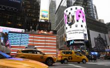 Le logo de l'entreprise américaine Lyft sur un écran du Nasdaq à Times Square, le 29 mars 2019 à New York