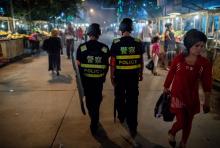 Patrouille de police dans un marché alimentaire nocturne près d'une mosquée à Kashgar au Xinjiang (nord-ouest de la Chine) à la veille de la fin du ramadan, le 25 juin 2017
