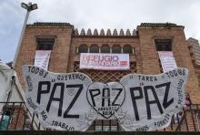 "Paix" peut-on lire sur des banderoles installées sur la façade des arènes de la Santamaria dans le quartier de La Macarena où sont réunis des défenseurs des droits humains et leaders sociaux, à Bogot