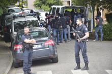 Un policier sécurise les lieux de la perquisition à Oullins, près de Lyon, le 27 mai 2019