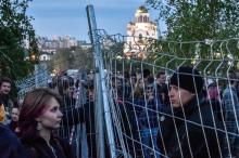 Des Russes manifestent sur le site de la construction d'une cathédrale orthodoxe à Ekaterinbourg, dans l'Oural, le 14 mai 2019