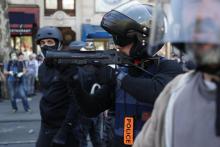 Un policier pointe un lanceur de balles de défense, lors de heurts avec des "gilets jaunes", le 20 avril 2019 à Paris