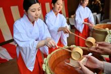 Distribution de saké à Tokyo pour fêter mercredi 1er mai le premier jour de la nouvelle ère impériale