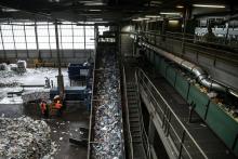 Le centre de tri de Nanterre où sont recyclés des petits emballages en métal, le 25 avril 2019, près de Paris