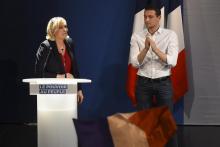 Marine Le Pen (G) et Jordan Bardella (D), tête de liste RN aux élections européennes à Beaucaire (Gard), le 20 avril 2019