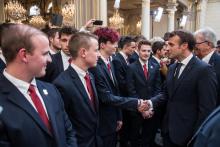 Le président Macron salue les candidats des WorldSkills 2019 à l'Elysée, le 7 mai 2019