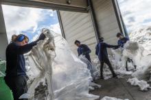 Des employés de la société ExcelRise trient des films plastique, le 1er avril 2019 à Montbrison