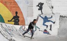 Des Palestiniens dans un skatepark construit près du port de Gaza, le 20 mars 2019