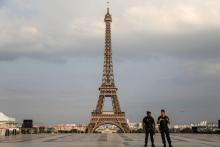 Des policiers sur le parvis des Droits de l'Homme, devant la Tour Eiffel, le 14 juillet 2018 à Paris