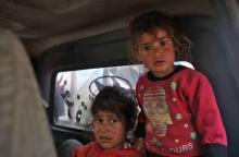 Des enfants syriens fuient leur domicile après des bombardements présumés du régime de Damas contre les provinces de Hama et Idleb (Syrie), le 1er mai 2019