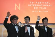 (g-d) Le réalisateur Bong Joon-Ho, les acteurs Choi Woo-shik et Lee Sun-kyun, avant la projection du film "Parasite", lors de la 72e édition du festival de Cannes, le 21 mai 2019