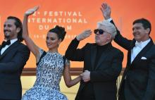 Asier Etxeandia, Pénélope Cruz, Pedro Almodovar et Antonio Banderas arrivent à la projection de "Douleur et gloire", à Cannes, le 17 mai 2019