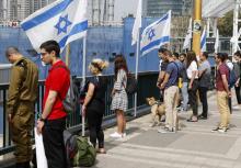 Dans la ville israélienne de Tel-Aviv, des passants observent deux minutes de silence au son des sirènes le 2 mai 2019, pour marquer la journée de la Shoah en mémoire des six millions de victimes juiv