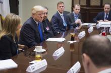 Le président Donald Trump avec des patrons de l'industrie automobile, le 24 janvier 2017 à la Maison Blanche