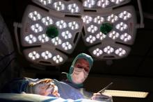 Un chirurgien injecte des phages à un patient le 8 mars 2019 à l'hôpital de Bron, dans la banlieue de Lyon