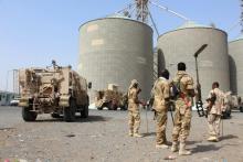 Des soldats soudanais de la coalition militaire dirigée par l'Arabie saoudite inspectent les silos à blé de la compagnie Red Sea Mills à la recherche de mines, le 22 janvier 2019 à Hodeida, au Yémen
