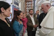 Photo fournie par le Vatican du pape François rencontrant une famille rom de Bosnie de 12 enfants dans la basilique Saint Jean de Latran à Rome, le 9 mai 2019
