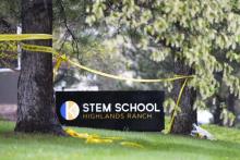 L'entrée de l'établissement scolaire de Highlands Ranch, dans la banlieue de Denver, où une fusillade a fait un mort et huit blessés, le 8 mai 2019 au Colorado