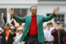 La joie de Tiger Woods revêtu de la veste verte du vainqueur du Masters de golf, le 14 avril 2019 à Augusta en Géorgie
