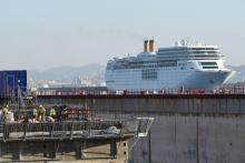 Un navire en cale sèche, dans la forme 10 à Marseille le 10 février 2015